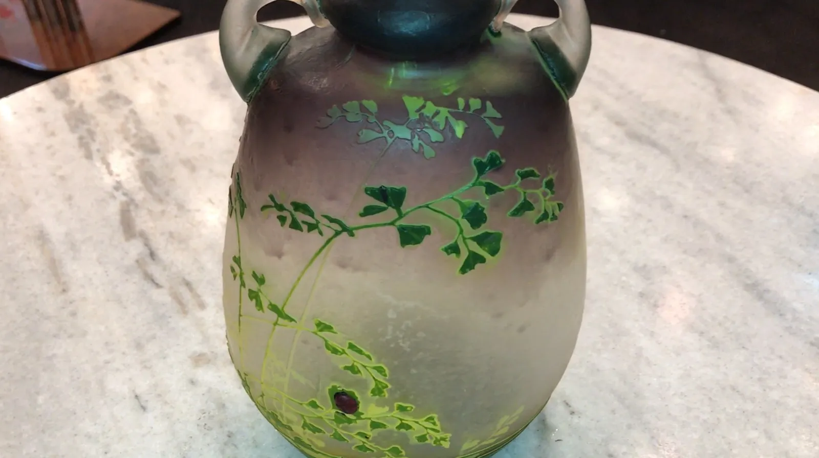 Jarrón antiguo con diseño de hojas verdes y rojo, Muller frères Lunèville