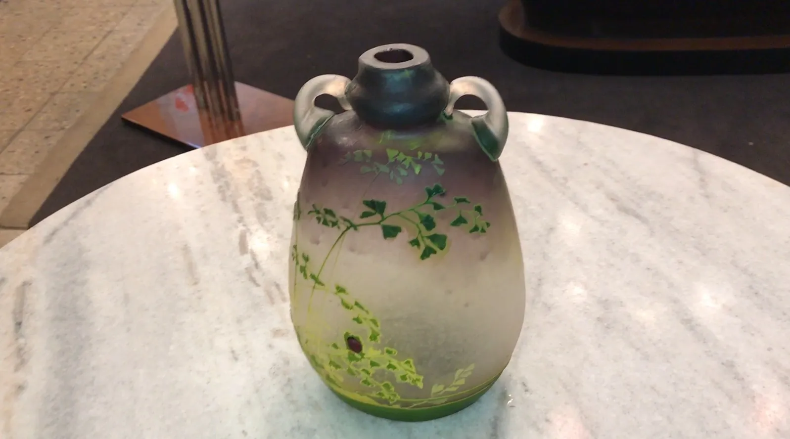 Vaso antico con design a foglie verdi e accenti rossi, Muller frères Lunèville