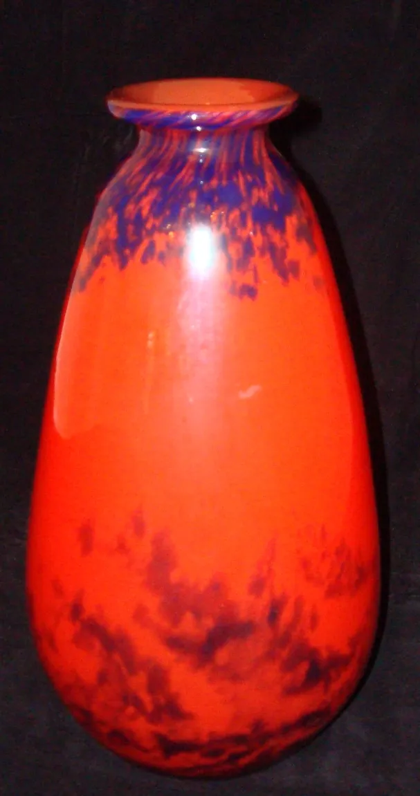 Vetro antico firmato da Muller Freres, forma elegante, colori vivaci.