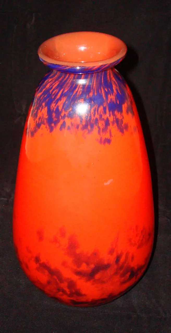 Vidrio antiguo firmado por Muller Freres, forma elegante, colores vibrantes.
