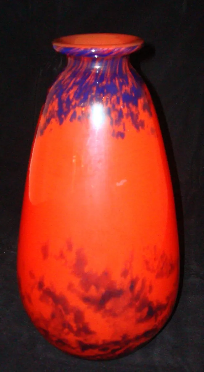 Vetro antico firmato da Muller Freres, forma elegante, colori vivaci.