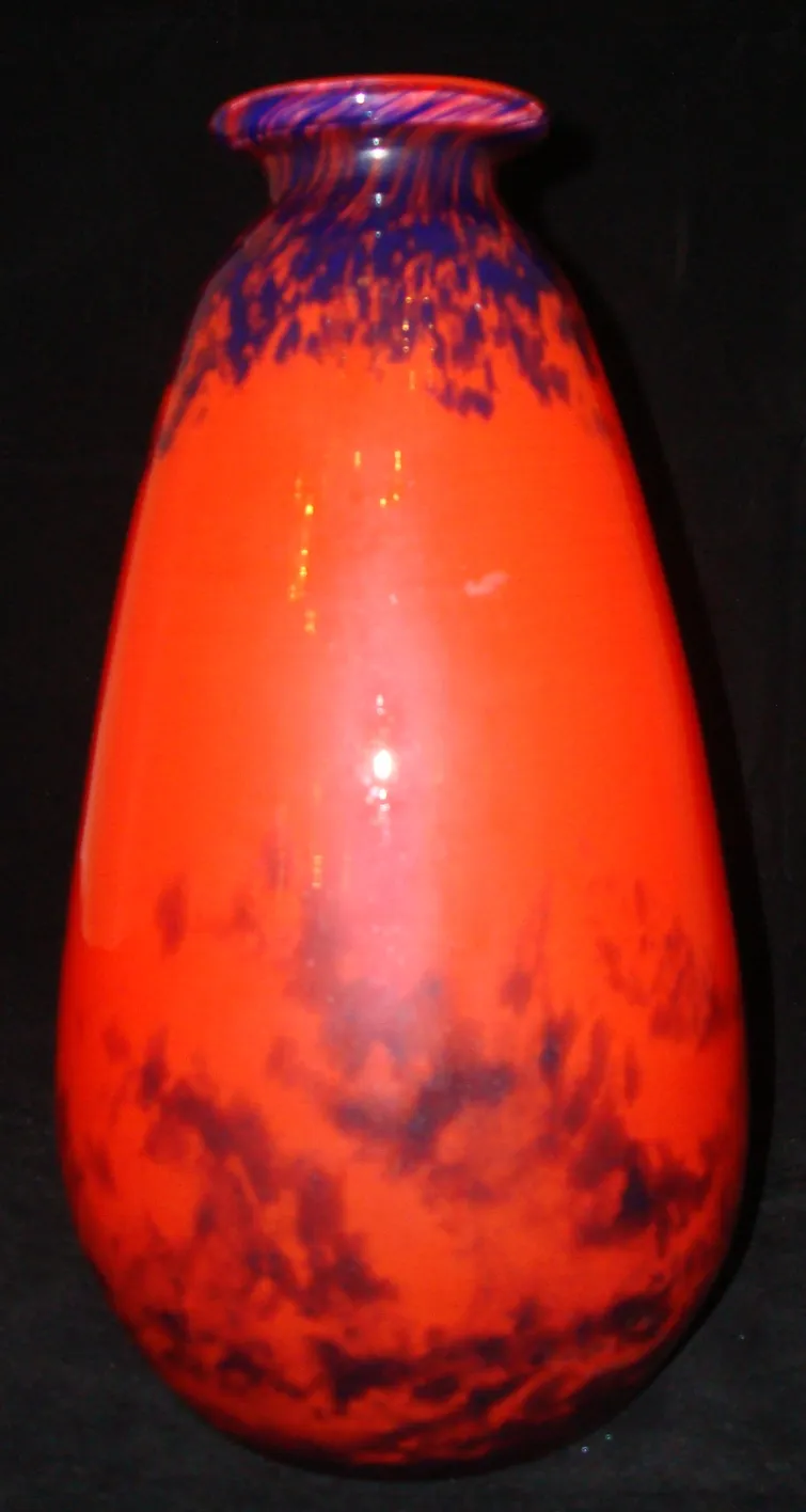 Vetro antico firmato da Muller Freres, forma elegante, colori vivaci.