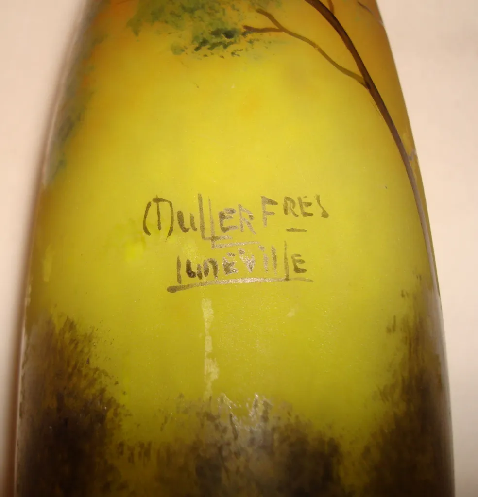 Lámpara antigua con diseño florido y vidrio firmado Muller Freres.