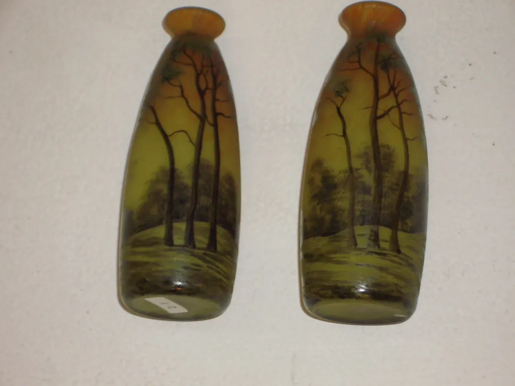 Lámpara antigua con diseño florido y vidrio firmado Muller Freres.