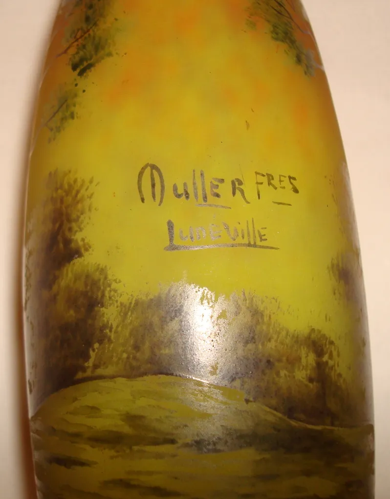 Lampada antica con design floreale e vetro firmato Muller Freres.