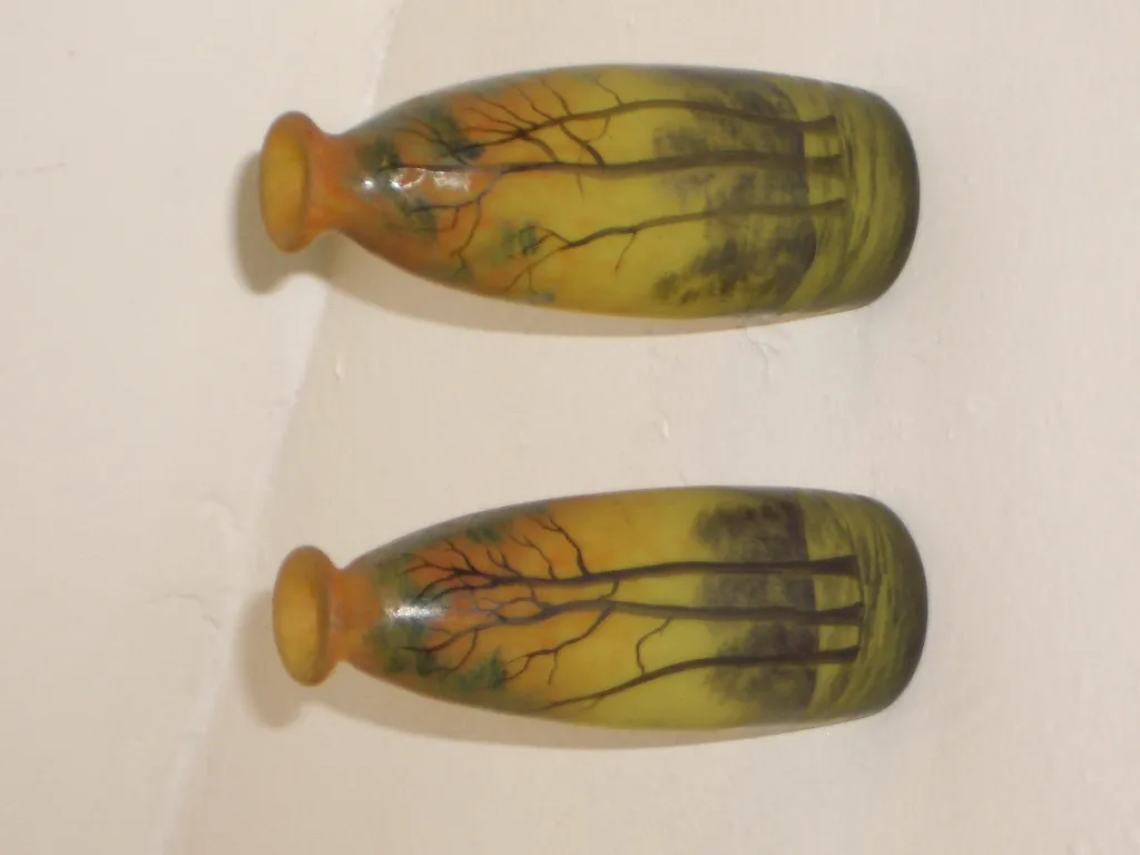 Lámpara antigua con diseño florido y vidrio firmado Muller Freres.