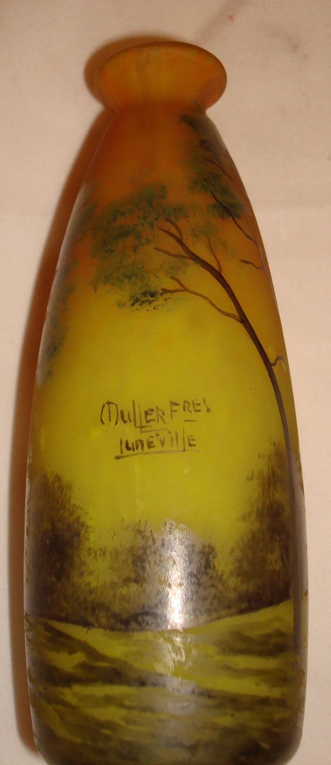 Lámpara antigua con diseño florido y vidrio firmado Muller Freres.