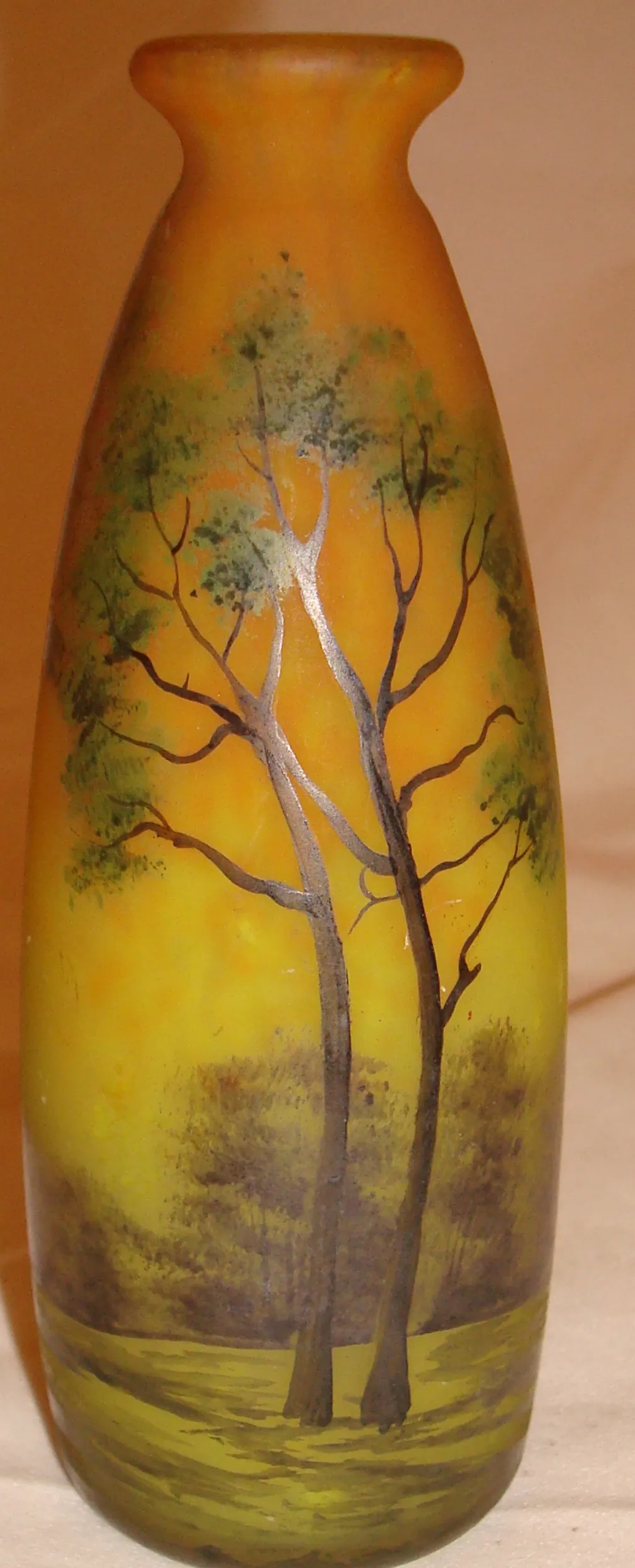 꽃 디자인의 앤틱 램프와 Muller Freres 서명 유리잔.