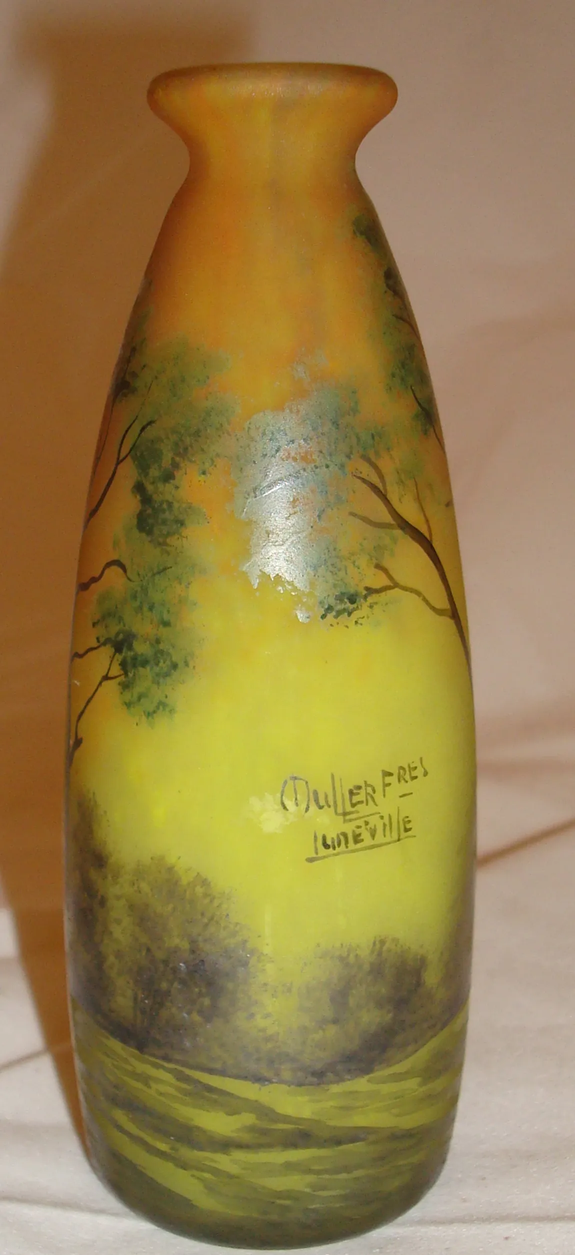 Lámpara antigua con diseño florido y vidrio firmado Muller Freres.