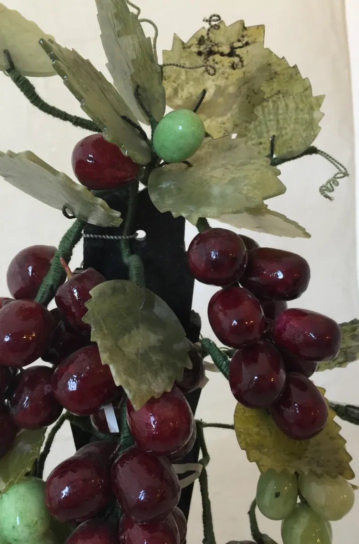 Bonsaï ancien artificiel avec des fruits rouges et des feuilles vertes