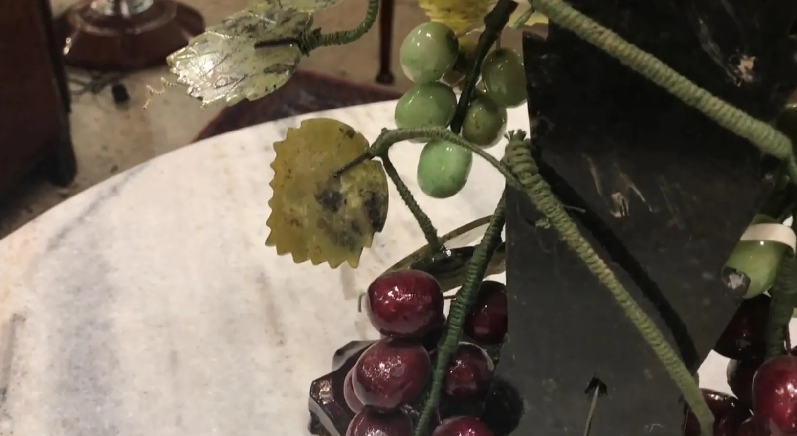 Bonsai antico decorativo con foglie e frutti colorati