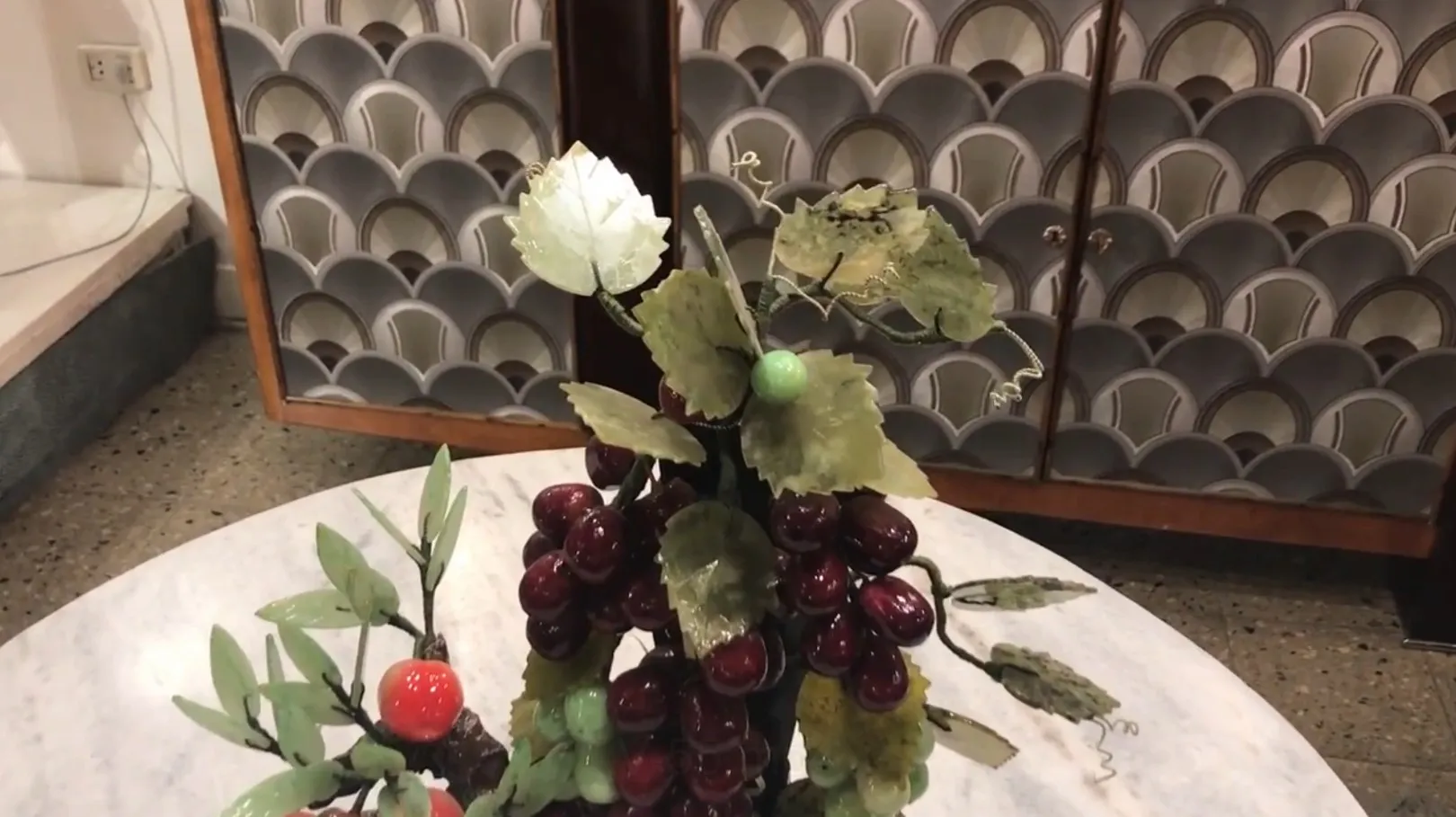 古老的盆景，绿色叶子和红色樱桃在桌子上。