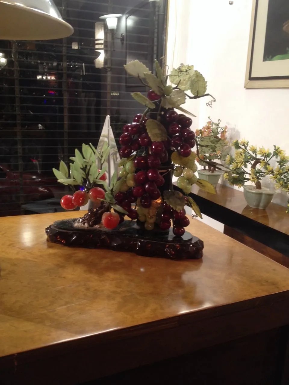 Bonsai antigo decorativo com folhas verdes e frutas.