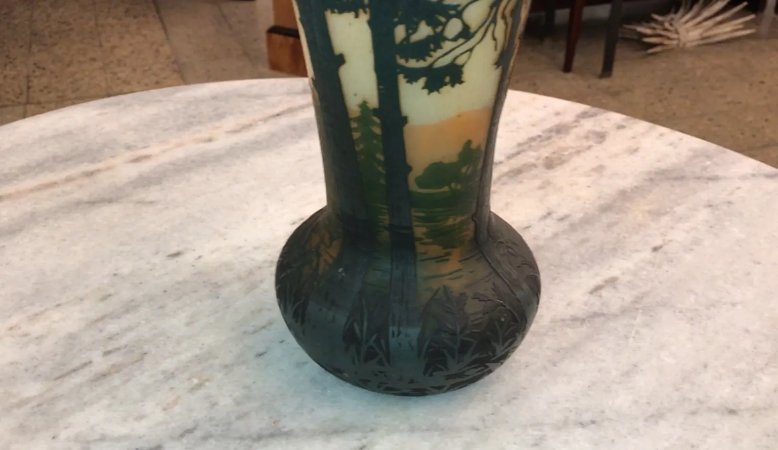 Vaso antigo assinado daum nancy com cenários naturais
