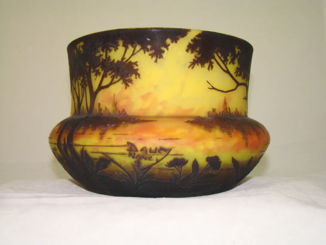 Ancien verre signé par Daum Nancy avec un paysage décoratif de la nature.