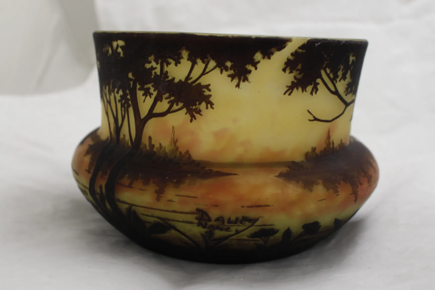 Ancien verre signé par Daum Nancy avec un paysage décoratif de la nature.