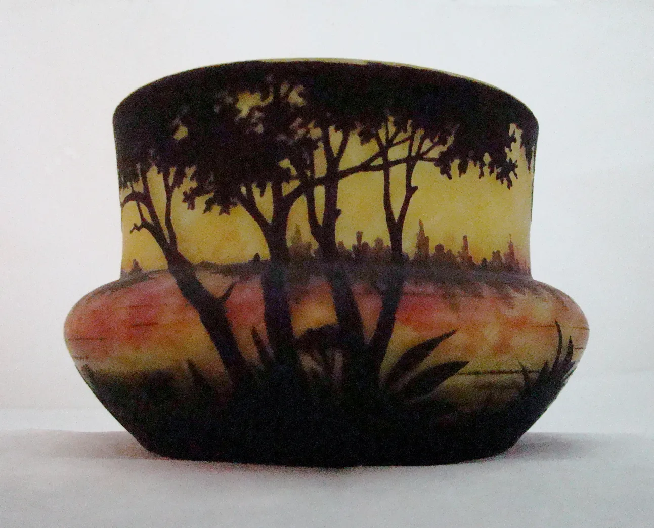 ダウムナンシーのサイン入りアンティークグラスは自然の風景装飾があります。