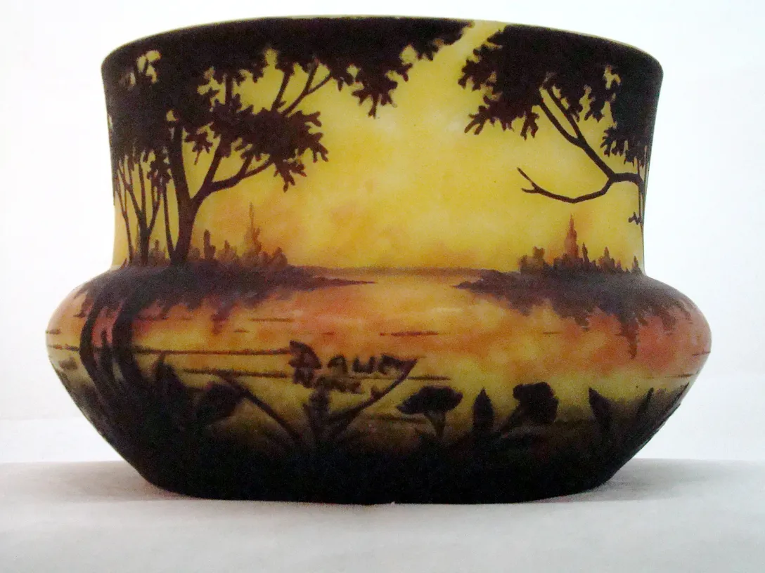 Ancien verre signé par Daum Nancy avec un paysage décoratif de la nature.