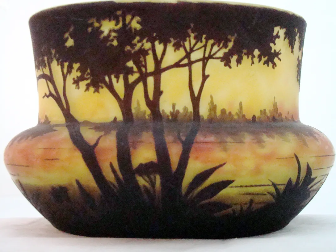 Ancien verre signé par Daum Nancy avec un paysage décoratif de la nature.