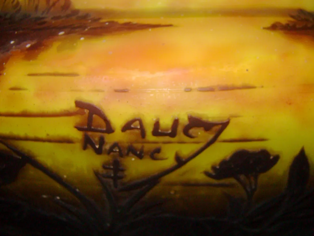 Ancien verre signé par Daum Nancy avec un paysage décoratif de la nature.