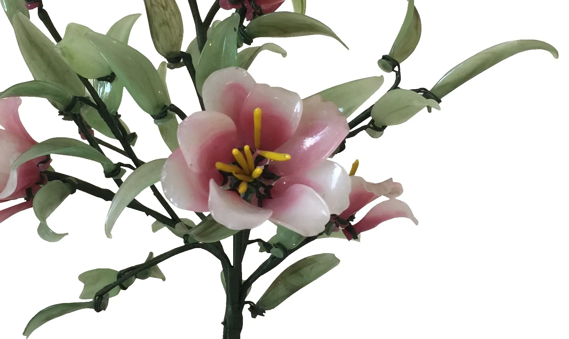 Antiker Bonsai mit rosa Blüten und grünen Blättern