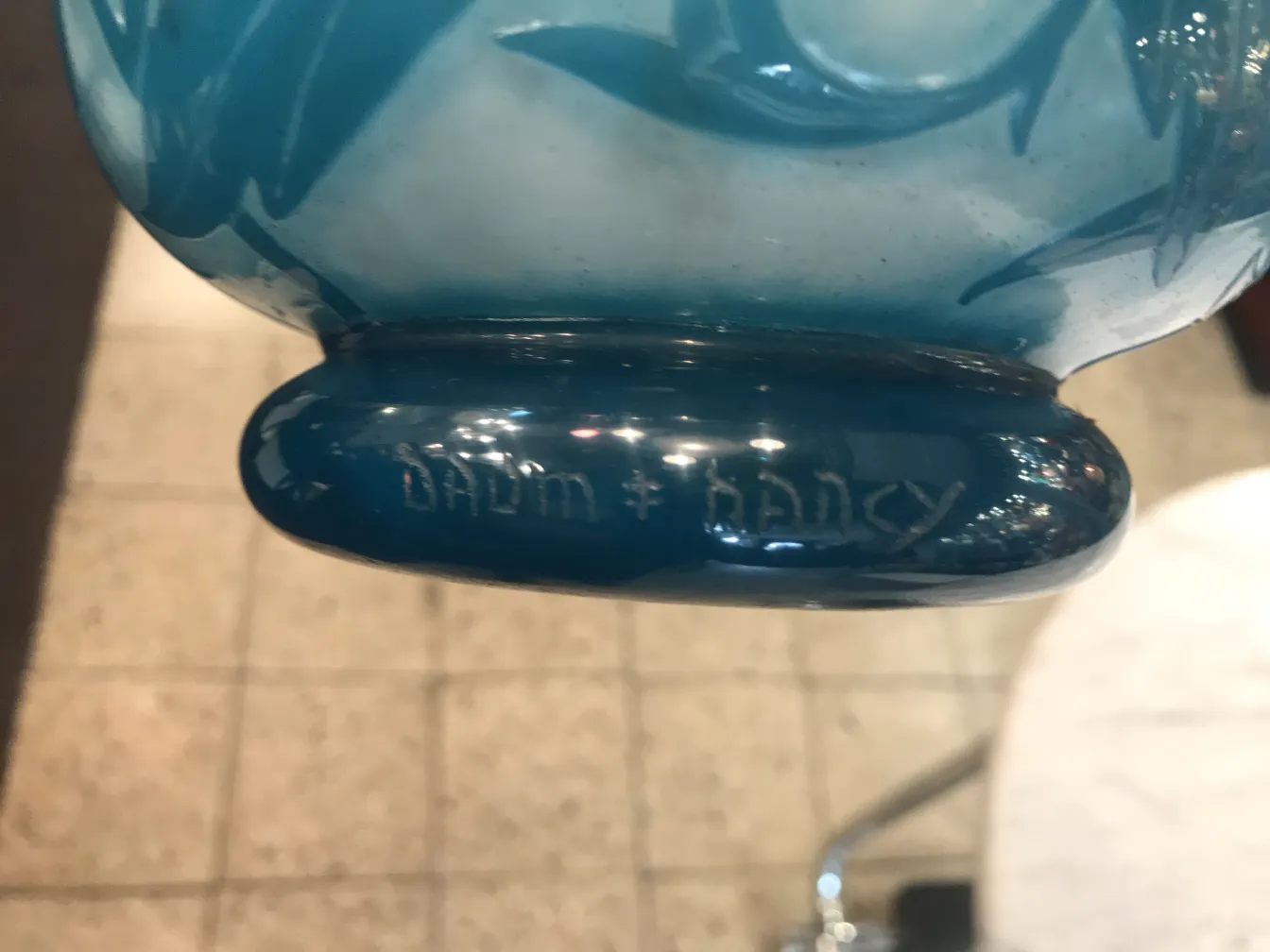 Vetro blu antico di daum nancy con motivo floreale in rilievo.