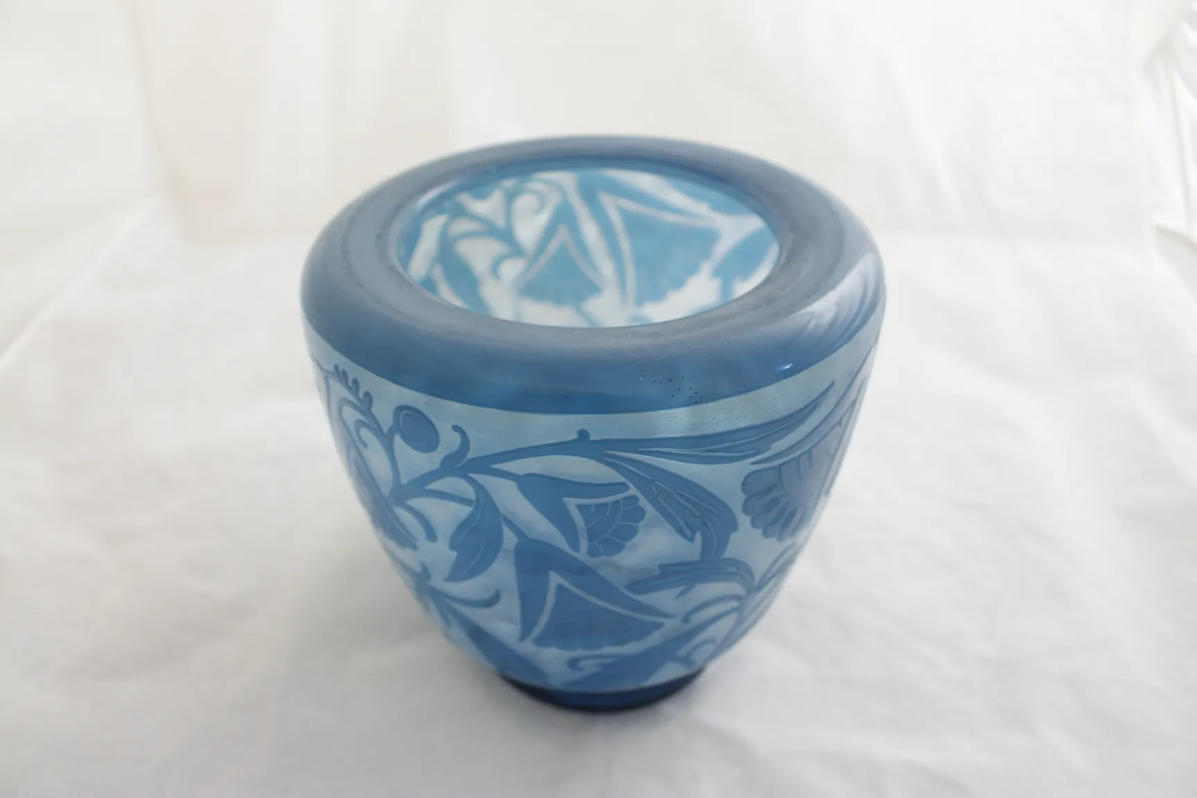Vidrio azul antiguo de Daum Nancy con diseño floral en relieve.
