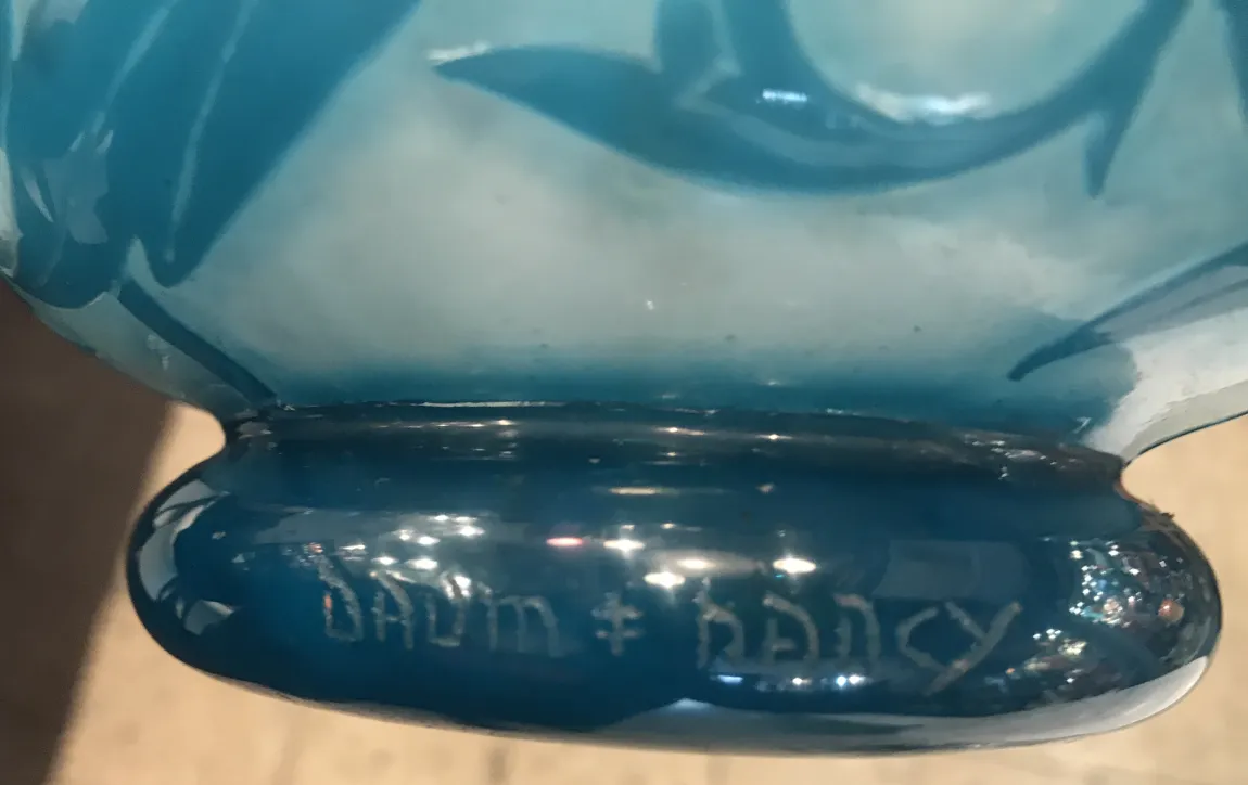 डौम नैंसी द्वारा प्राचीन नीला ग्लास, जिसमें पुष्प उभरे हुए डिज़ाइन हैं।