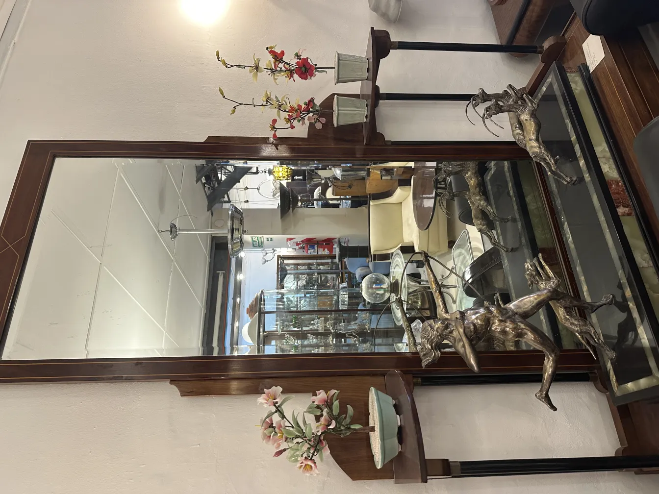 Bonsái decorativo antiguo con flores y espejo