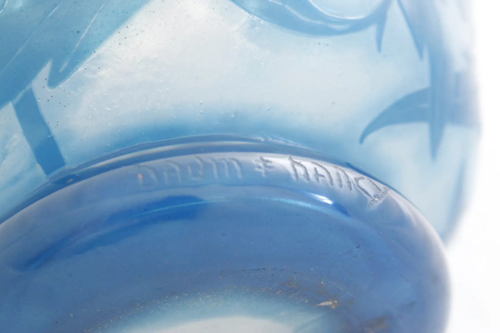 Vidro azul antigo daum nancy com design floral em relevo.