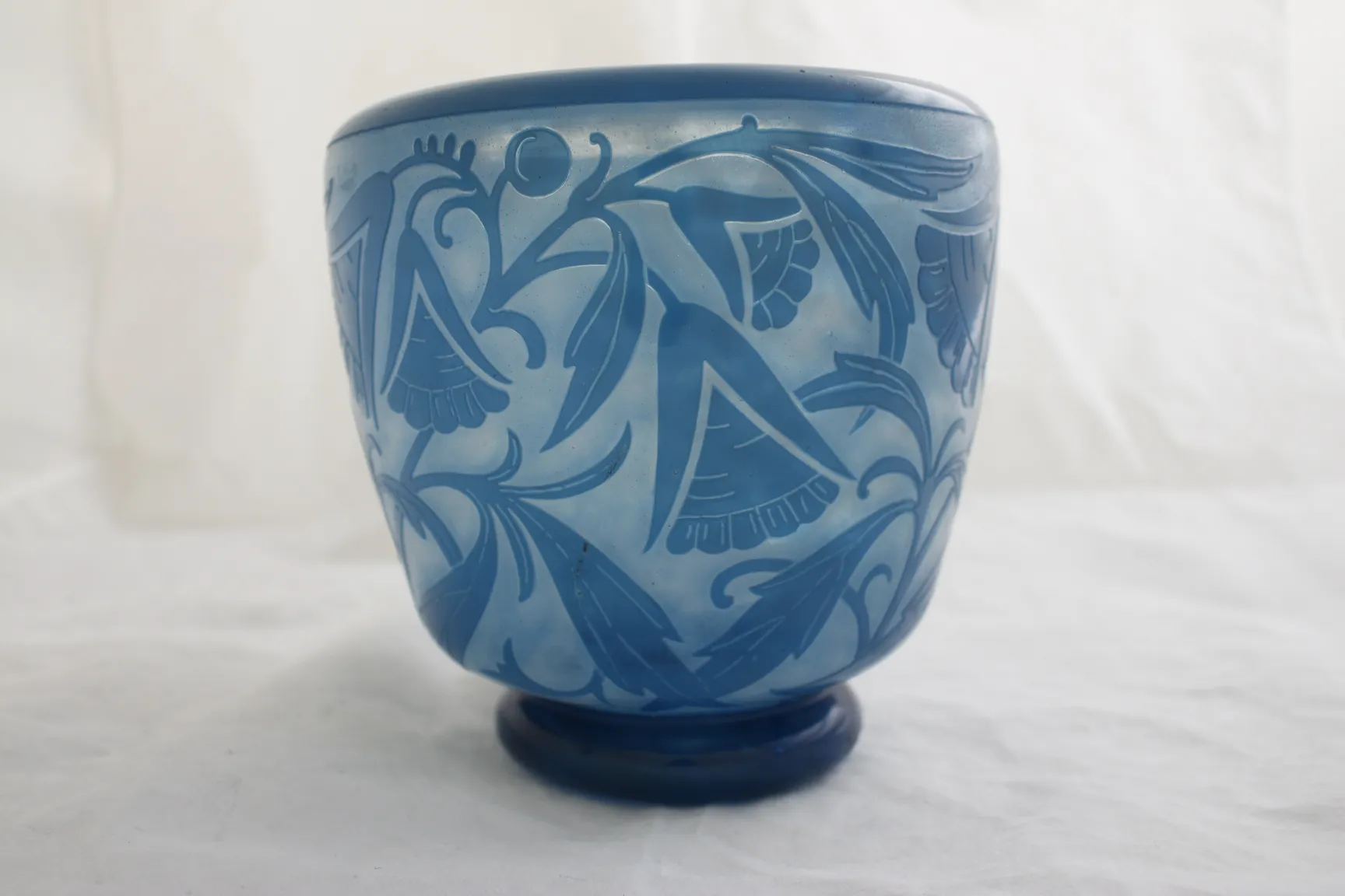 Vidrio azul antiguo de Daum Nancy con diseño floral en relieve.