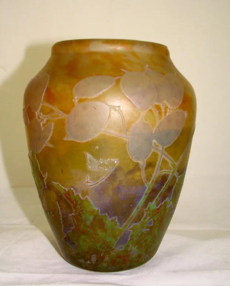 Antigo vaso assinado Daum Nancy com design natural.