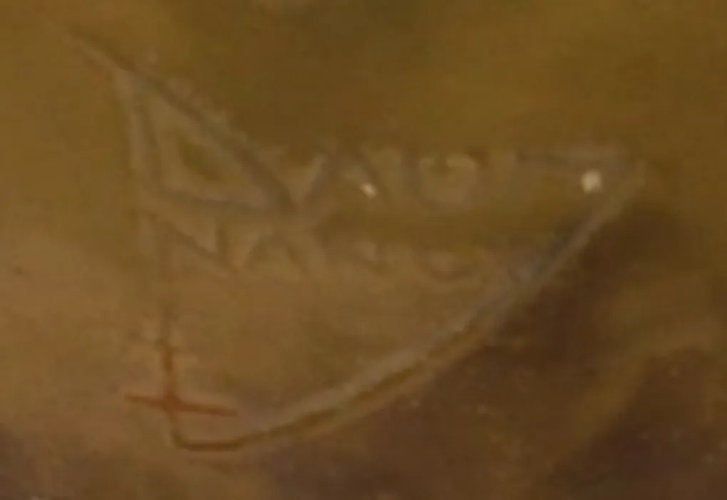 Ancien vase signé Daum Nancy avec un design naturel.