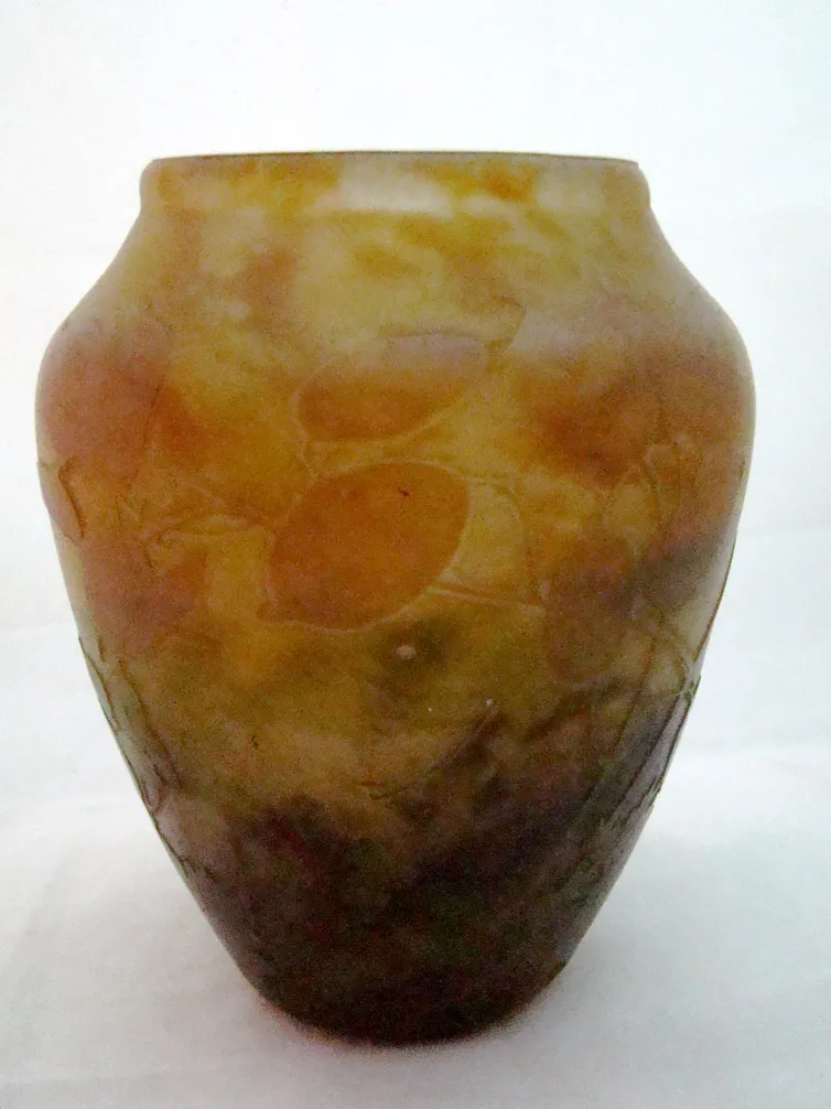 Antigo vaso assinado Daum Nancy com design natural.