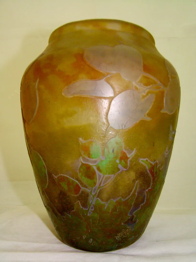 Ancien vase signé Daum Nancy avec un design naturel.