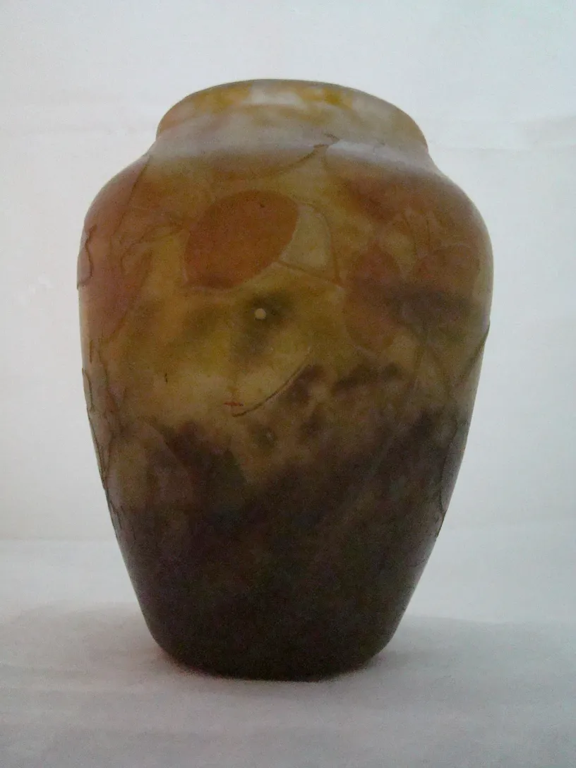 Ancien vase signé Daum Nancy avec un design naturel.