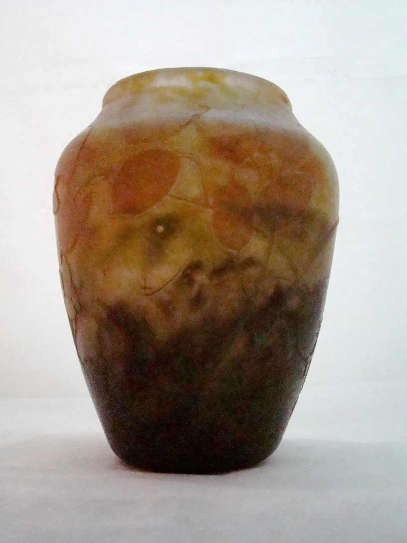 Ancien vase signé Daum Nancy avec un design naturel.