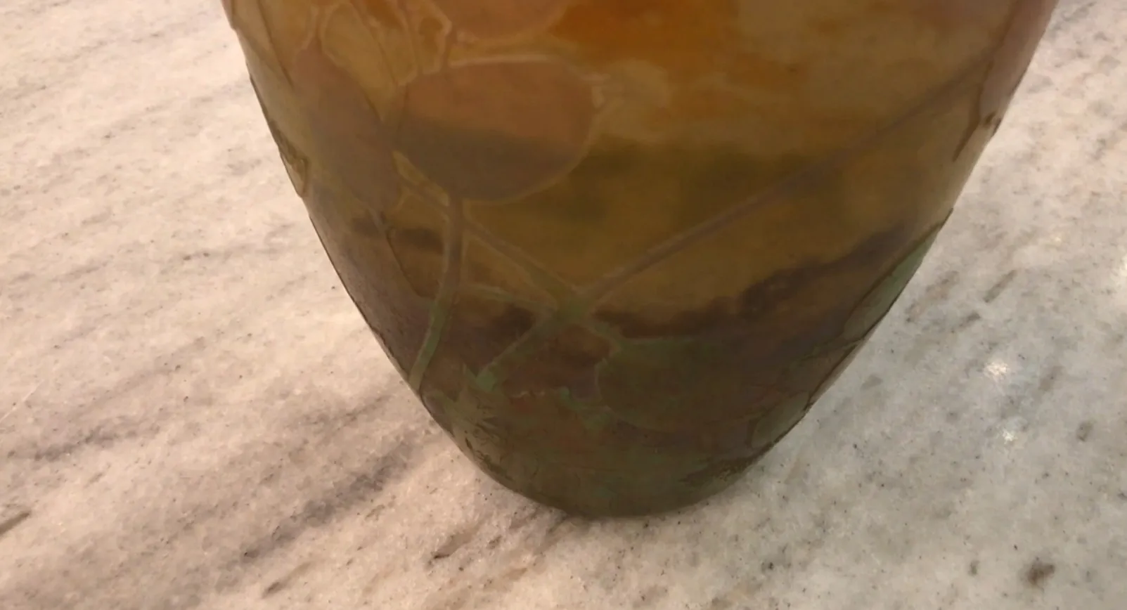Antico vaso firmato Daum Nancy con design naturale.