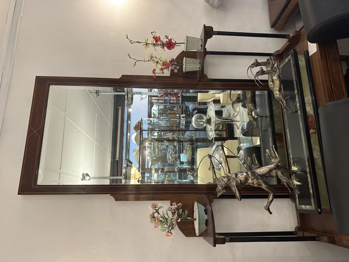 Bonsái antiguo decorativo con flores y una mesa elegante.