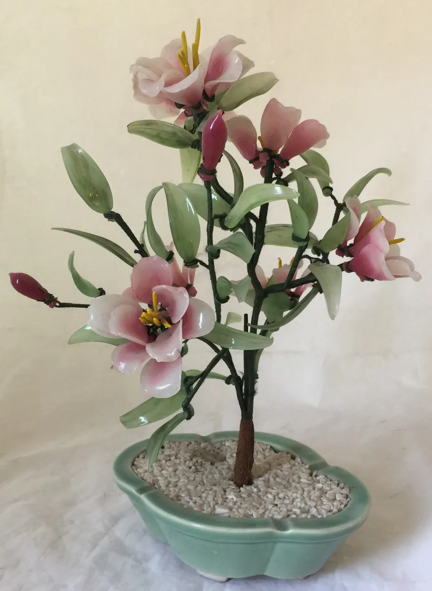 古董装饰花卉盆景在花盆中。