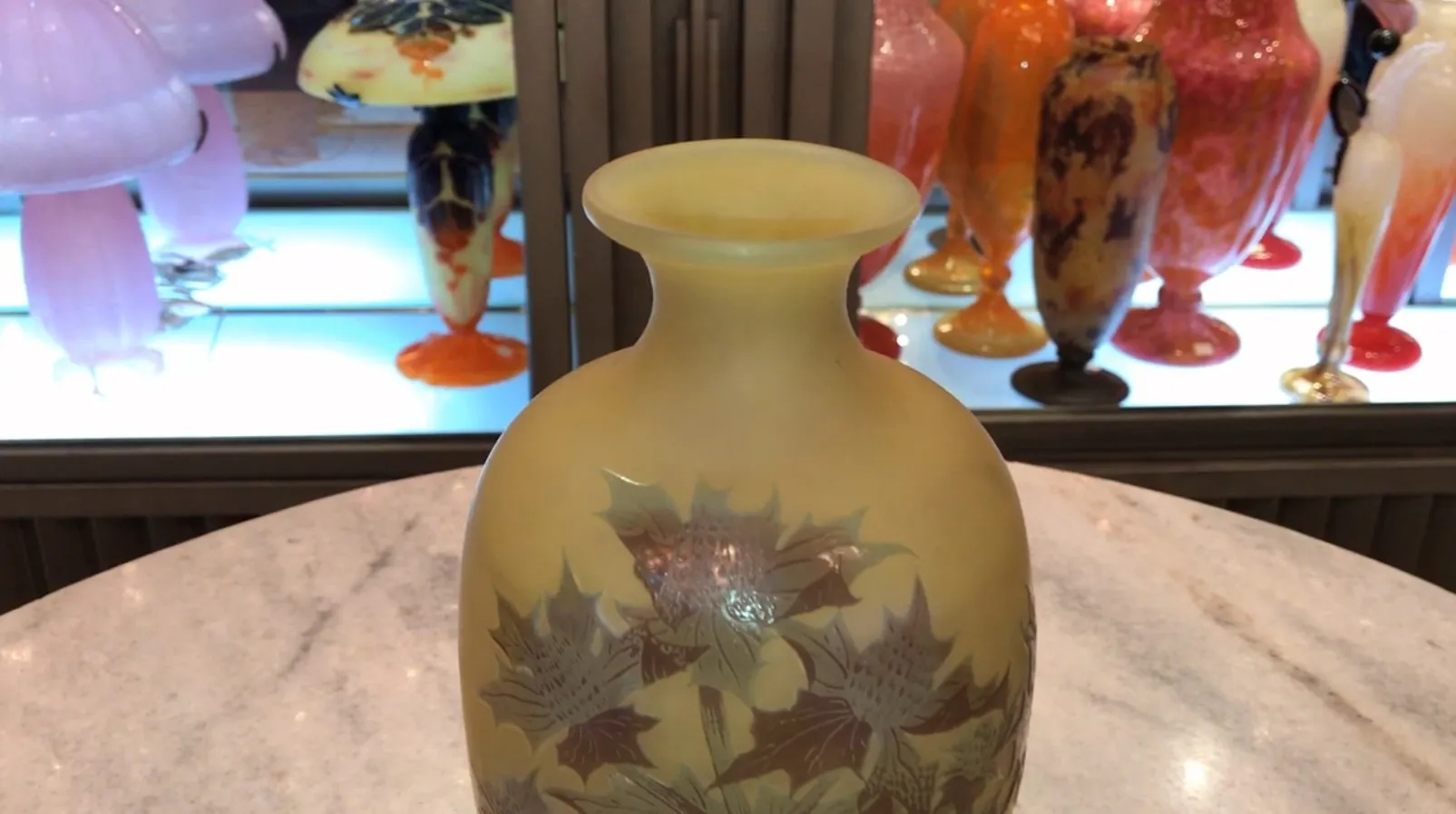 Vase ancien signé Gallé avec des fleurs gravées, décoratif et élégant.
