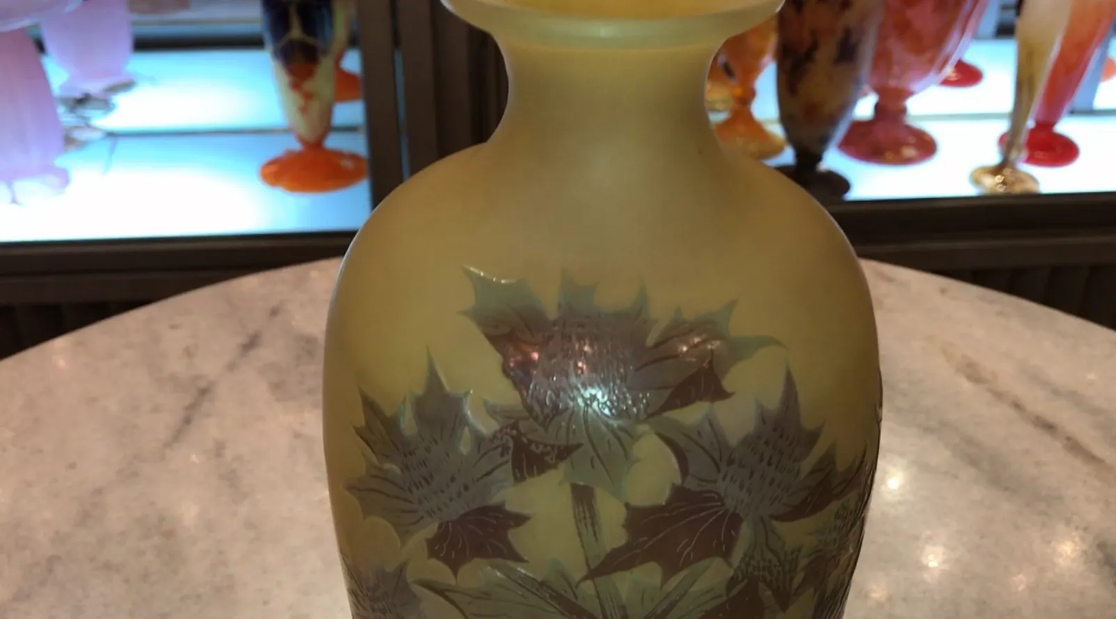 Vase ancien signé Gallé avec des fleurs gravées, décoratif et élégant.