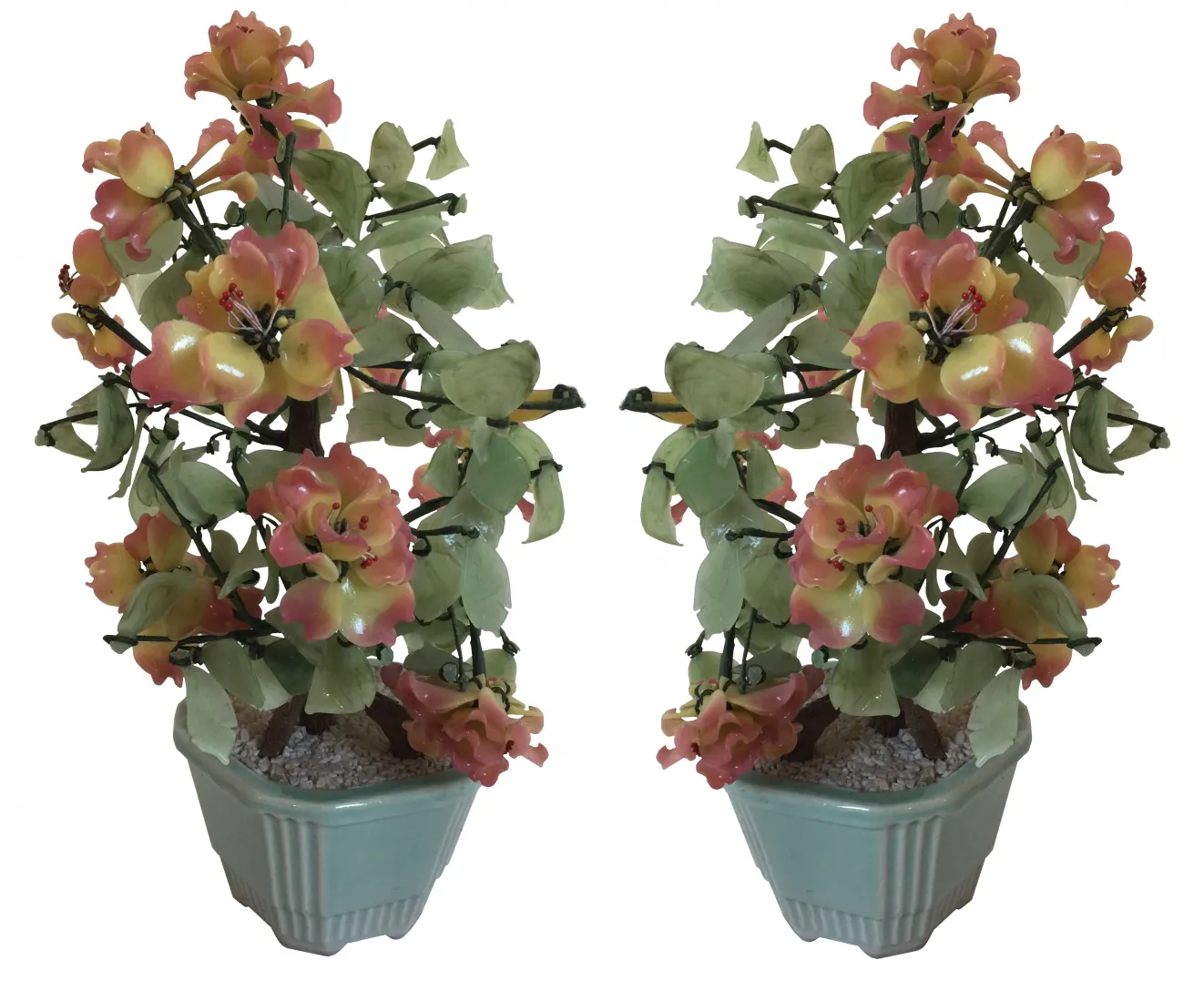 Bonsai ancien avec des fleurs roses et jaunes