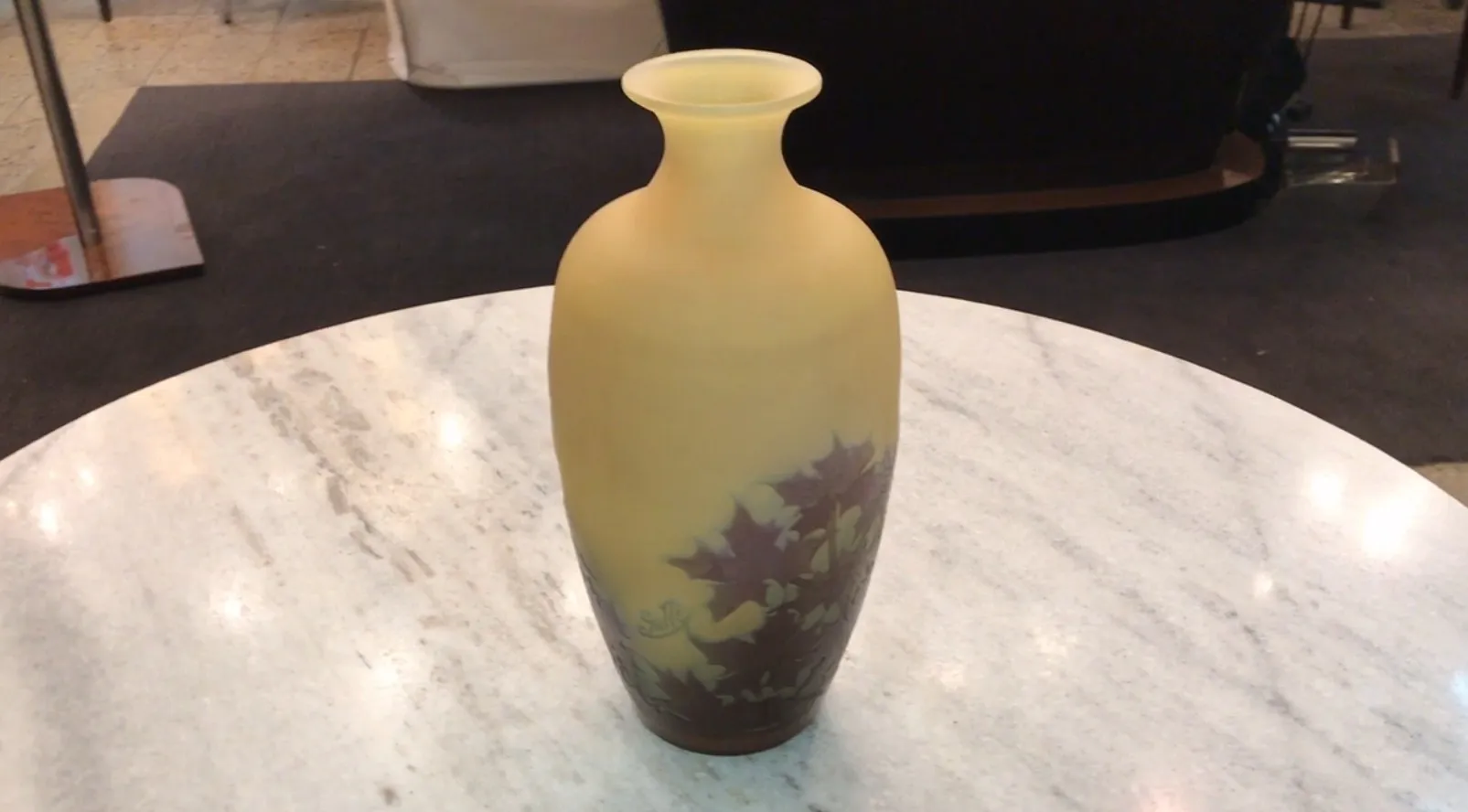 Vase ancien signé Gallé avec des fleurs gravées, décoratif et élégant.