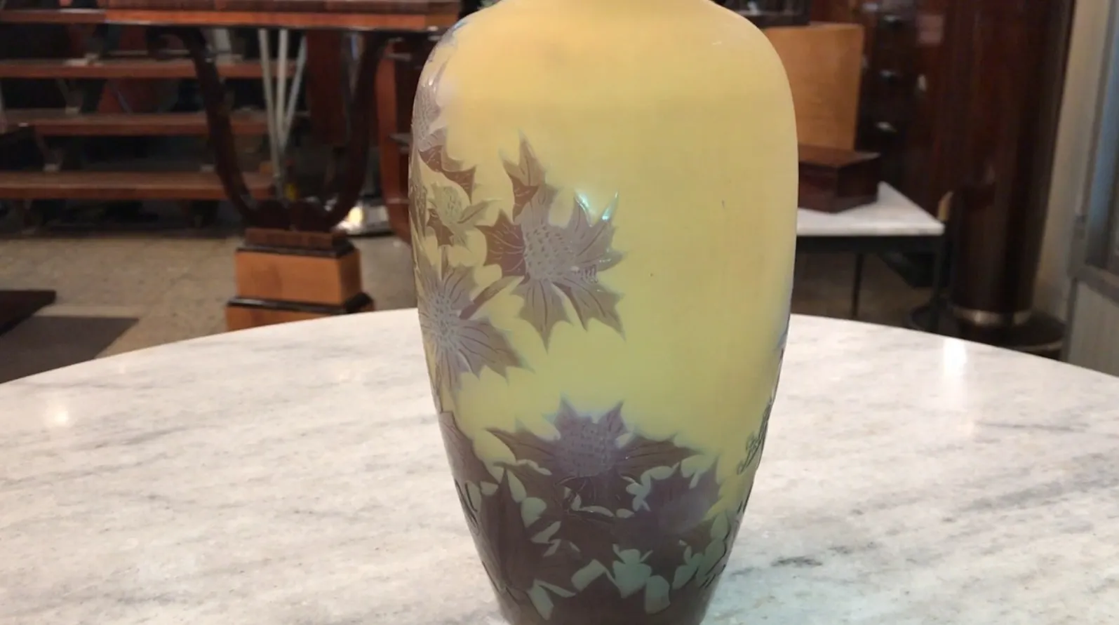 Vase ancien signé Gallé avec des fleurs gravées, décoratif et élégant.