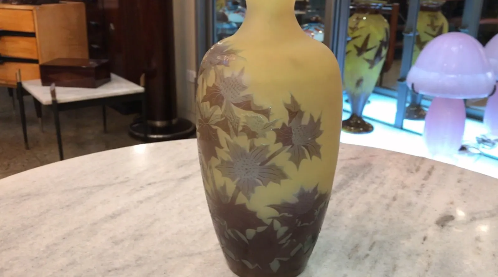 Vase ancien signé Gallé avec des fleurs gravées, décoratif et élégant.