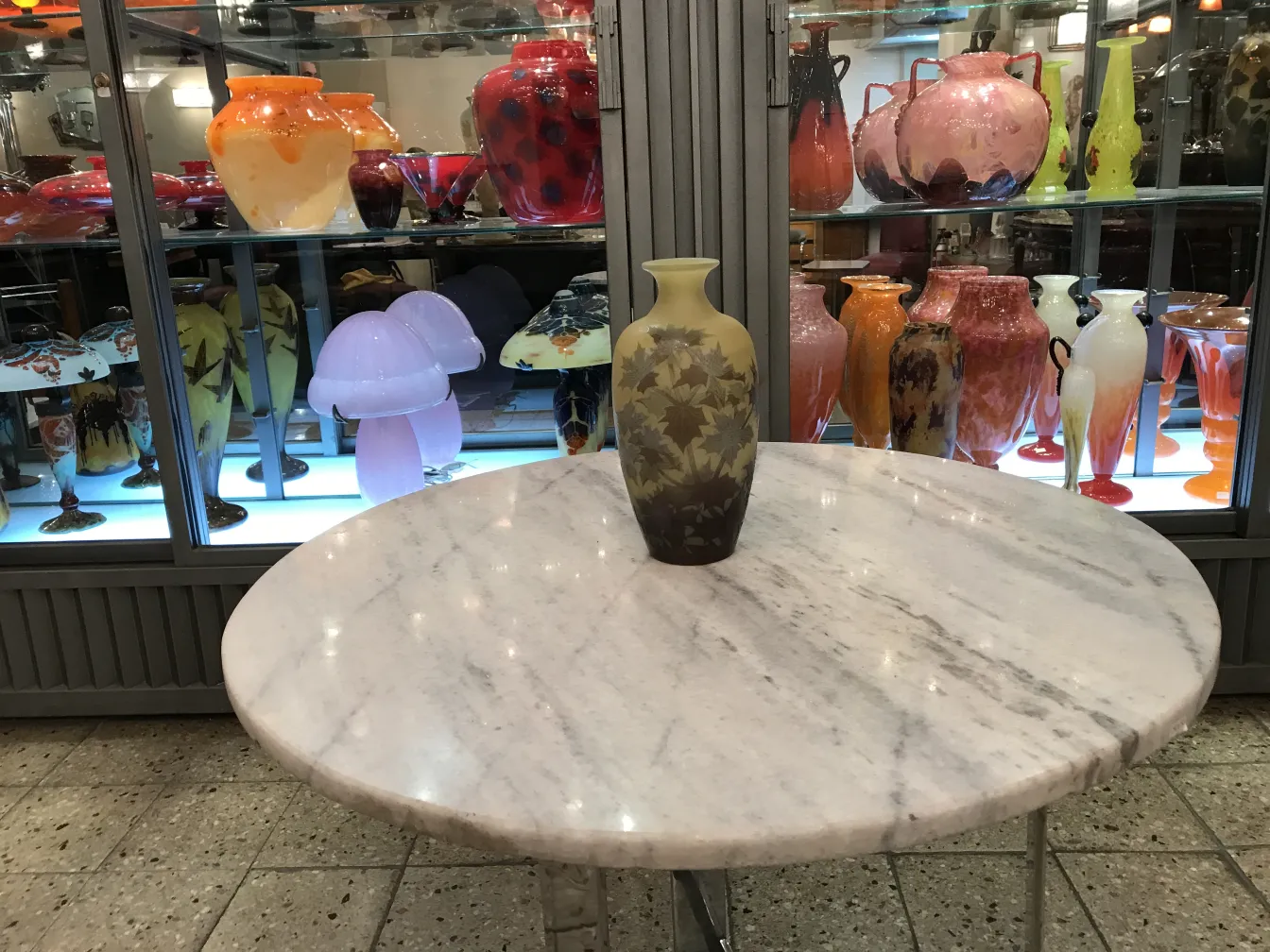 Vaso antico firmato Gallé con fiori incisi, decorativo ed elegante.