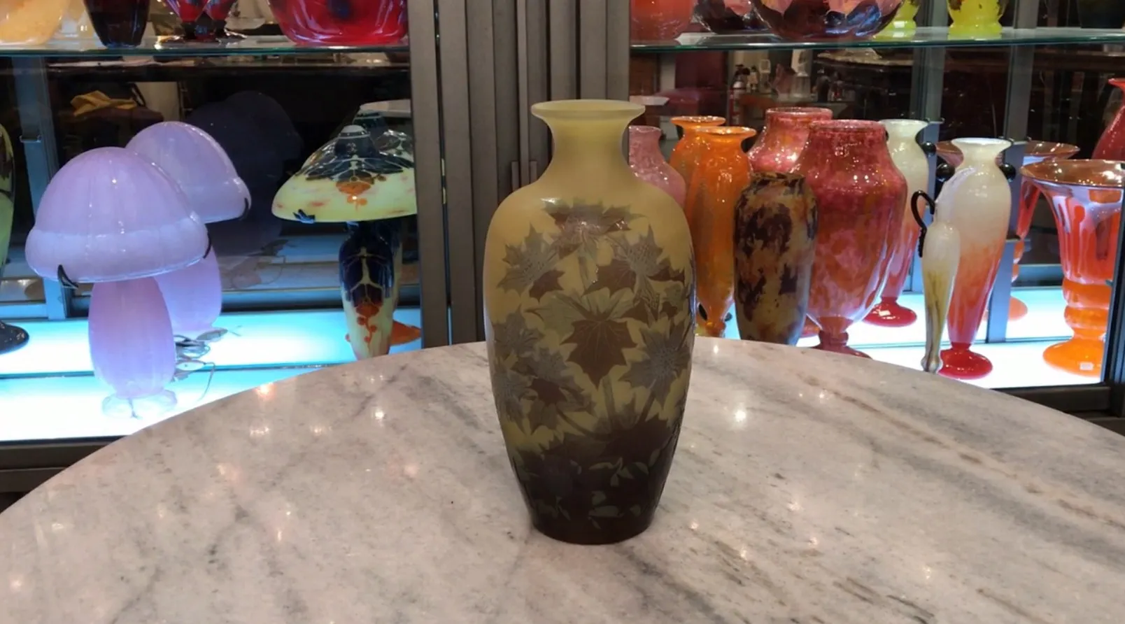 Vase ancien signé Gallé avec des fleurs gravées, décoratif et élégant.