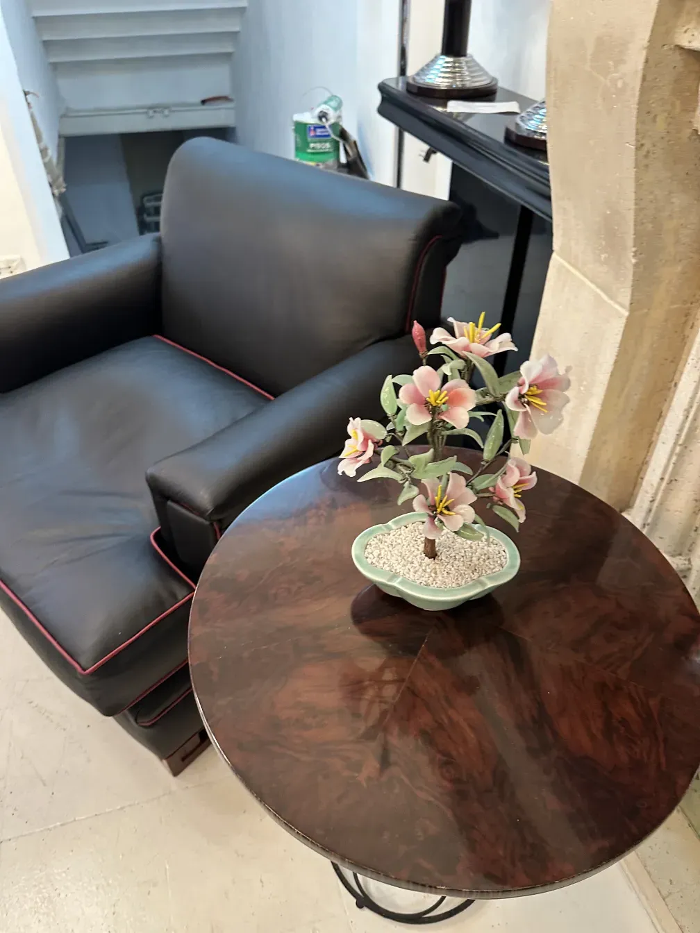 Bonsai antico in vaso di ceramica su un tavolo decorativo.