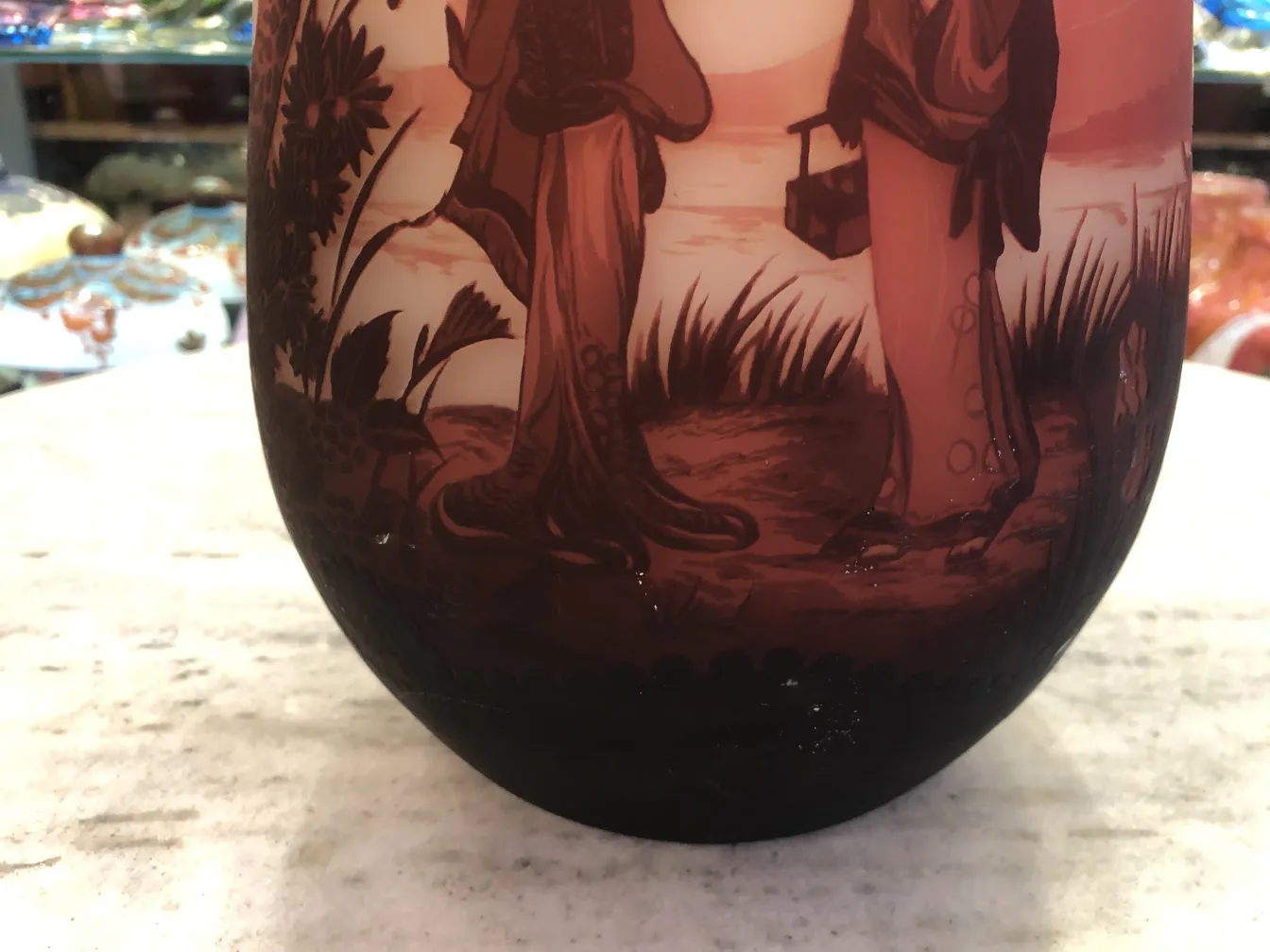 verre ancien avec motif de figures et de paysage